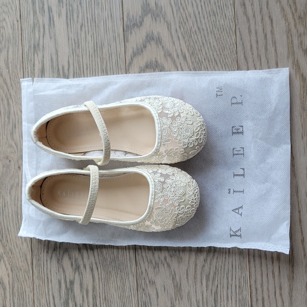 Cream Lace Mary Jane Girls' Dress Shoes with Hook-and-Loop Strap